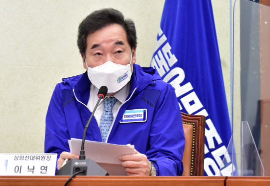 이낙연 민주당 상임선대위원장이 15일 국회에서 열린 중앙선대위회의에서 발언하고 있다. 연합뉴스